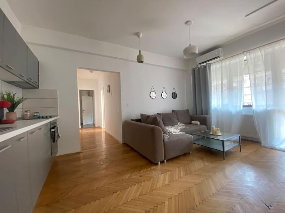 2 Bedroom Apartment With Terrace In City Center Bucureşti Ngoại thất bức ảnh